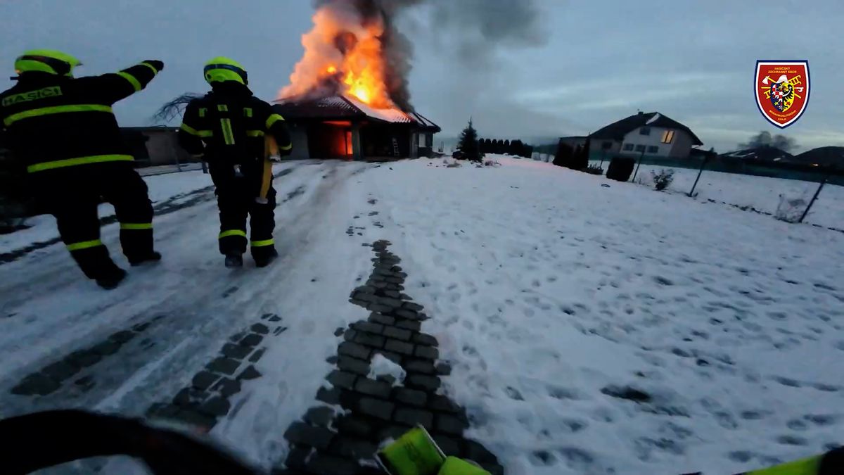 Dům na Karvinsku spolykaly plameny, rodina potřebovala psychologa